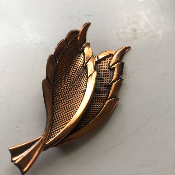 Copper Tone Leaf Brooch - Picture 4 of 8